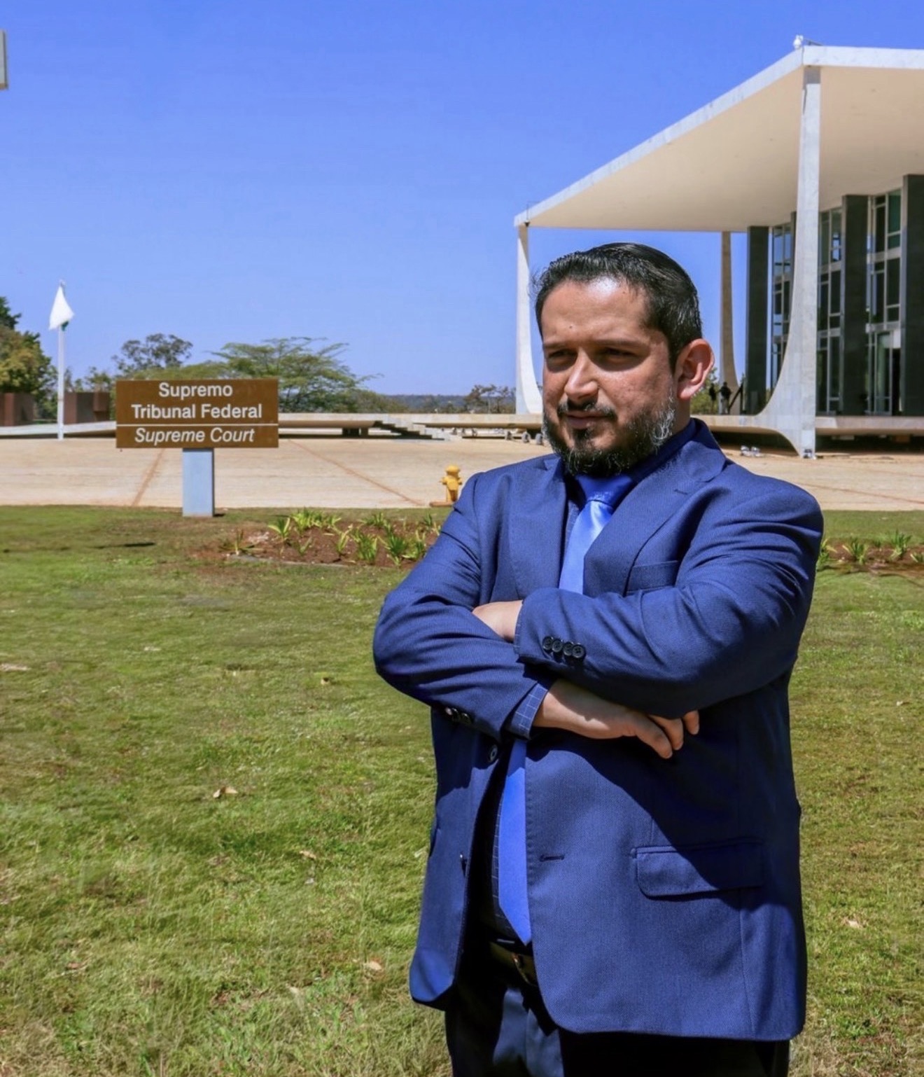 Roberto Castelo em frente ao Supremo Tribunal Federal, em Brasília