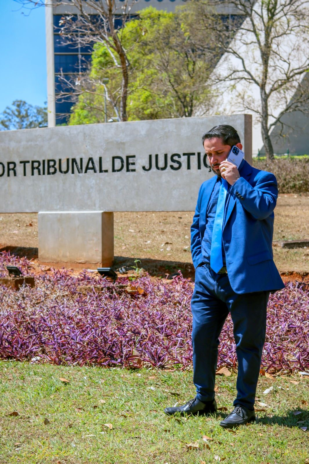 Roberto Castelo em frente ao Superior Tribunal de Justiça, em Brasília