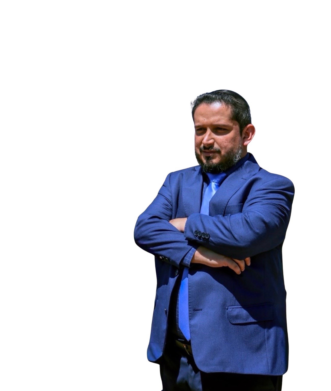 Roberto Castelo, de terno azul e braços cruzados
